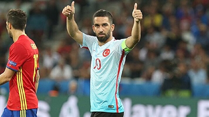 Milan'da forma giyen Ganalı futbolcu Kevin-Prince Boateng, Arda Turan için Türkçe 'Adam!!! Büyük oyuncu' diye yazdı.