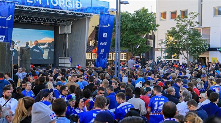 Başkent: Reykjavík, Yönetim biçimi: Parlementer cumhuriyet, Cumhurbaşkanı: Ólafur Ragnar Grímsson, Başbakan: Sigurğur Ingi Jóhannsson.