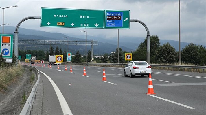  Bolu'daki üstyapı çalışmaları nedeniyle 33 gün önce trafiğe kapatılan TEM Otoyolu İstanbul-Ankara yönü Kaynaşlı-Abant kavşakları arasının yarın ulaşıma açılması bekleniyor.