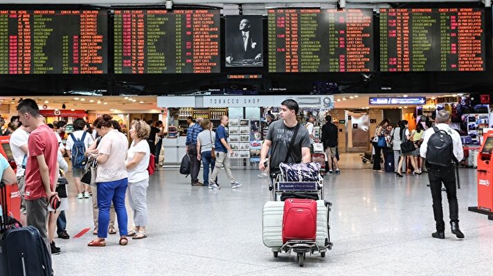 Atatürk Havalimanı'nda yaşanan terör saldırısından yaklaşık 5 saat sonra, terminallerdeki işleyiş normale dönmeye başladı. 