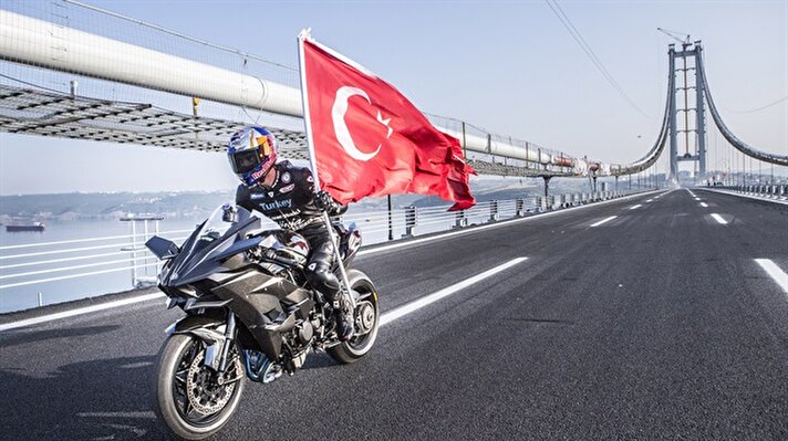 Açılıştan önce özel izinle gerçekleştirilen geçişte Red Bull sporcusu Kenan, saate 400 kilometreyle Kawasaki H2R model motosikletle en yüksek hıza ulaşan isim oldu.  