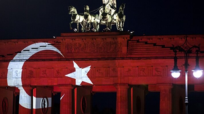 معالم دولية تُضاء بألوان علم تركيا تضامنًا مع شعبها