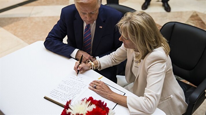 ABD Başkan Yardımcısı Joe Biden, Türkiye'nin Washington Büyükelçiliğini ziyaret ederek, İstanbul Atatürk Havalimanı'ndaki terör saldırısında hayatını kaybedenler için burada açılan taziye defterini imzaladı ve Dünya Türkiye'nin arkasında birleşti. dedi.