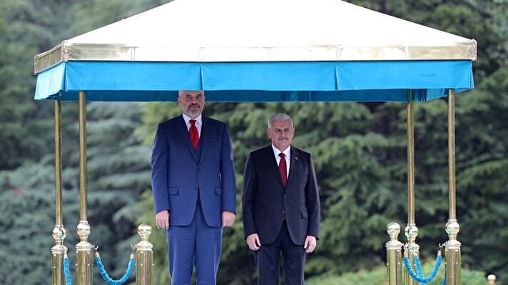  Başbakan Binali Yıldırım, Türkiye'ye resmi ziyarette bulunan Arnavutluk Başbakanı Edi Rama'yı, Çankaya Köşkü'nde resmi törenle karşıladı.