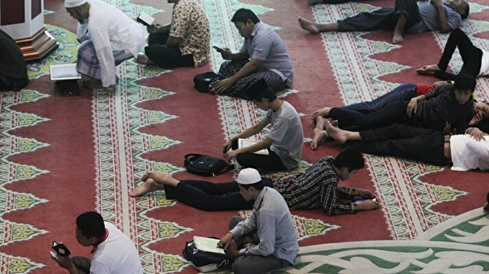 Endonezyalı Müslümanlar başkent Cakarta'da "itikaf" ibadetlerini yerine getirmek için Güneydoğu Asya'nın en büyük ve Endonezya'nın merkez camisi olan İstiklal Camisi'ne akın etti.