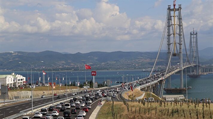 Osmangazi Köprüsü 30 Haziran günü Cumhurbaşkanı Recep Tayyip Erdoğan ve Başbakan Binali Yıldırım'ın katıldığı törenle açıldı. 1 Temmuz günü saat 00.00'da Osmangazi Köprüsü ulaşıma açılırken, 11 Temmuz saat 07.00'ye kadar köprü ve otoyoldan geçişler ücretsiz olacak. 