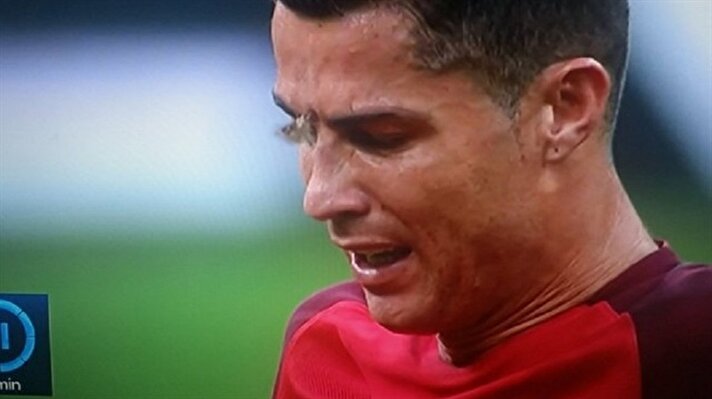 EURO 2016 finalinde sakatlanan Ronaldo'nun saha içinde gözyaşlarına boğulduğu sırada yüzünen konan güve sosyal medyanın en çok konuşulan olayı oldu.