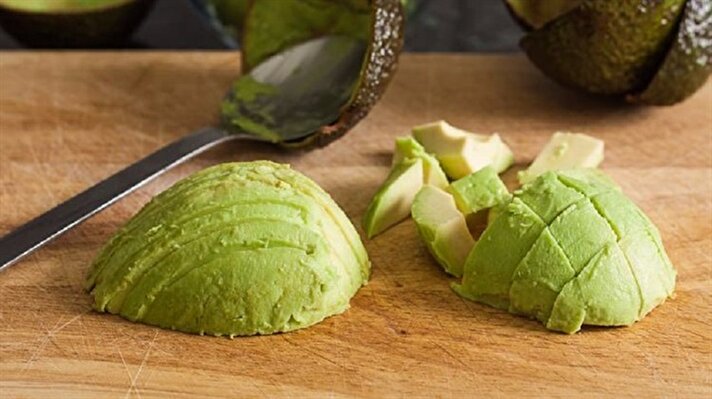 Avokado kabuğu yeşil, yenen kısımları beyaz, iri çekirdekli bir meyvedir. 

