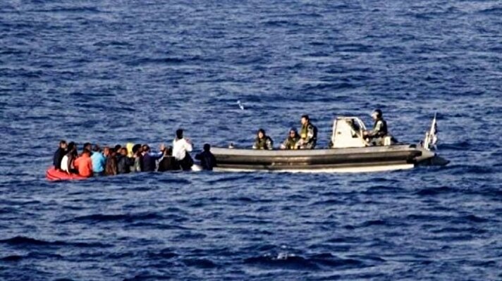 Yunanistan'da yayın yapan 'www.protothema.gr' adlı sitenin haberine göre; Türkiye kıyılarından Yunanistan'ın Midilli Adası'na doğru yola çıkan, içinde 11 kişinin bulunduğu kaçak teknesi, şiddetli rüzgarla oluşan dalgalar nedeniyle alabora oldu. 