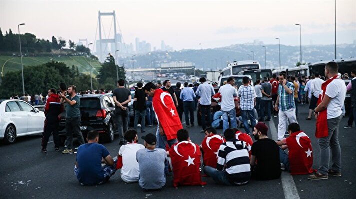 عشرات الجنود ممن أغلقوا جسر البوسفور بإسطنبول، يسلمون أنفسهم للشرطة.
