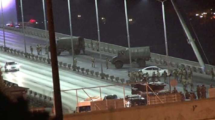 15 Temmuz akşamı FETÖ'cü askerlerin darbe girişimi sırasında Boğaziçi Köprüsü'nde yaşanan olaylara ait yeni görüntüler ortaya çıktı. 

