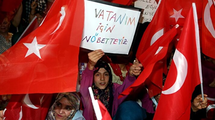 Ankara'da Kızılay Meydanı'nda toplanan vatandaşlar, FETÖ'nün darbe girişimini protesto etmeye devam etti.