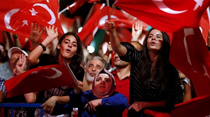 Akşam saatlerinden itibaren vatandaşların toplandığı Kızılay Meydanı'ndaki "demokrasi nöbeti" devam ediyor.