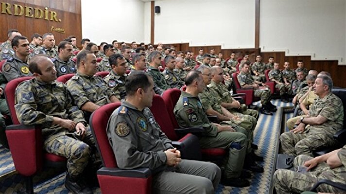 Genelkurmay Başkanı Orgeneral Hulusi Akar ve kuvvet komutanları ile Jandarma Genel Komutanı, Diyarbakır'daki 8'inci Ana Jet üssü'nü darbe girişiminden 10 gün önce ziyaret ettiği ortaya çıktı. 
