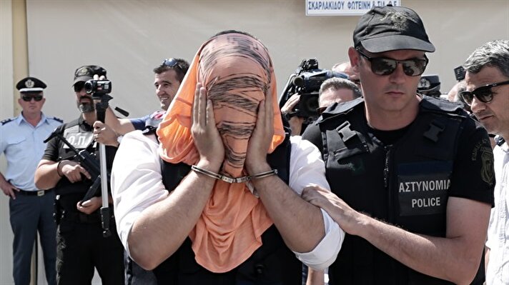 Fetullahçı Terör Örgütünün (FETÖ) darbe girişimi ardından Yunanistan'a kaçan 8 darbeci asker mahkemeye çıkarılmak üzere Dedeağaç adliyesine getirildi.