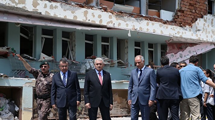 Başbakan Binali Yıldırım FETÖ'nün darbe girişimi sırasında bombalanan Gölbaşı'ndaki Özel Harekat Daire Başkanlığı'nı ziyaret etti.