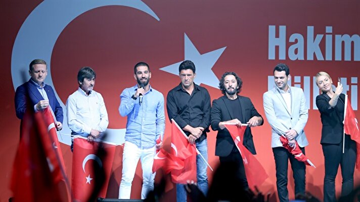 Kısıklı'da binlerce kişi Türk bayraklarıyla darbe girişimini protesto ederek bugün de 'Demokrasi Nöbetine' devam etti. 
