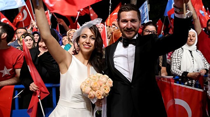 İstanbul'da yeni evlenen Eda Bilir ile Muhammet Furkan Engin çifti, Fetullahçı Terör Örgütü'nün (FETÖ) darbe girişimine tepki amacıyla birçok meslek ve yaş grubundan kişinin tuttuğu "demokrasi nöbeti"ne, Cumhurbaşkanı Recep Tayyip Erdoğan'ın evinin bulunduğu Kısıklı'da katıldı.
