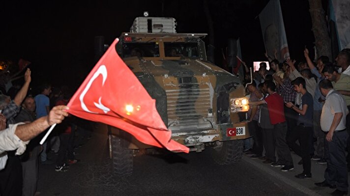 Bitlis’in Tatvan ilçesinde demokrasi nöbetini sürdüren vatandaşlar, askeri konvoya sevgi gösterisinde bulundu.