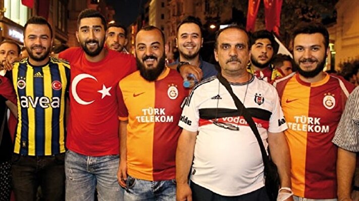 Dört büyük kulübün taraftarları başta olmak üzere birçok takımın taraftarları İstiklal Caddesi boyunca darbe girişimine karşı protesto yürüyüşü gerçekleştirdi.​
