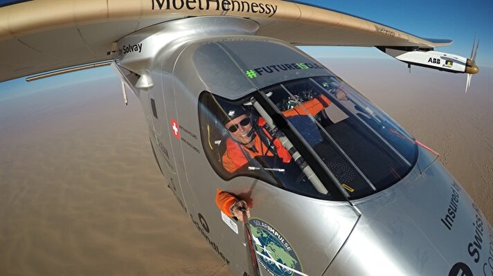 Güneş enerjisiyle çalışan Solar Impulse 2 uçağı, dünya turunun son etabı olan Birleşik Arap Emirlikleri'nin başkenti Abu Dabi'ye başarılı şekilde iniş yaptı. Uçağın pilotlarından Bertnard Piccard, uçuş esnasında öz çekim yaptı.​​