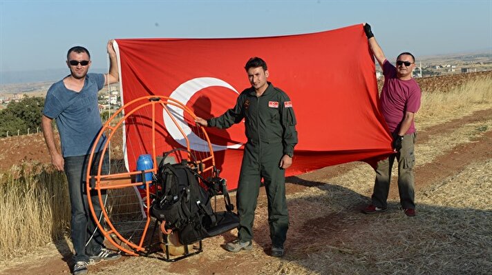 FETÖ'nün darbe girişiminin ardından meydanlarda devam eden demokrasi nöbetine havadan destek veren Uşaklı sivil havacı Salim Gören paramotora bağladığı Türk bayrağı ile kentin üzerinde alçak uçuş gerçekleştirdi