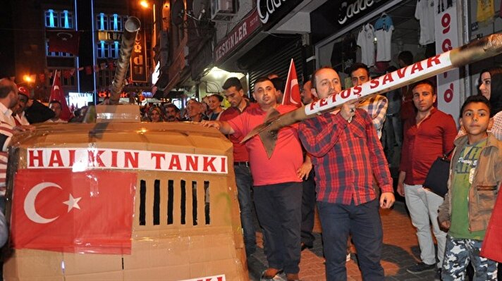 Türkiye'nin çeşitli bölgelerinde demokrasi nöbetine katılan vatandaşlar araçlarını çeşitli aparatlarla süsleyerek üstüne Halkın Tankı yazdı. 