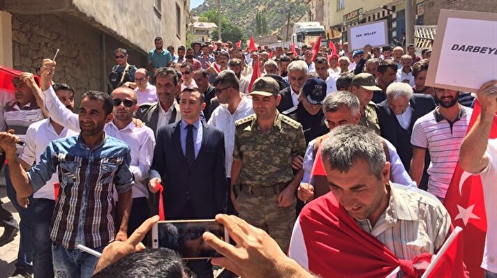 Şırnak'ın Beytüşşebap İlçesi'nde bir araya gelen yaklaşık 5 bin Jirki aşireti üyesi, 15 Temmuz darbe girişimini Kato Dağı eteklerinden ilçe merkezine ellerinde Türk bayraklarıyla yürüyerek protesto etti. 