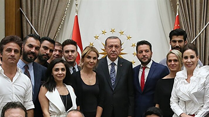  Cumhurbaşkanı Erdoğan, Beştepe Millet Camisi önünde vatandaşlarla bir araya gelen sanatçı, oyuncu, radyocu ve sporcuları kabul etti