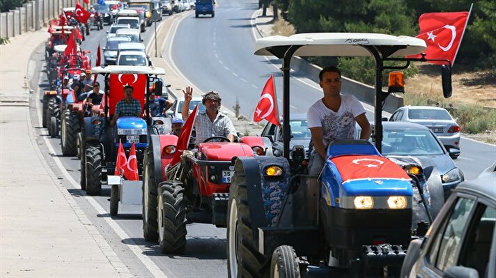  İzmirli çiftçiler, traktörlerle konvoy oluşturarak Fetullahçı Terör Örgütü'nün (FETÖ) darbe girişimini protesto etti. 