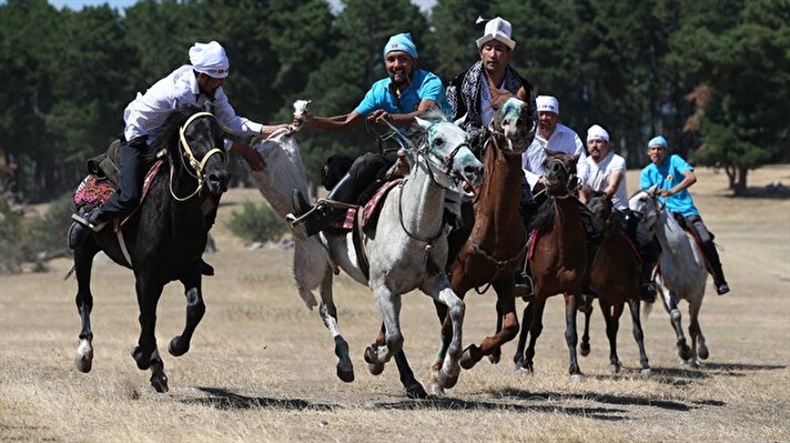 "Kökpar" veya "Oğlak Tartış" olarak bilinen, Farslılarca "Buzkaşi" diye de adlandırılan "Kök Börü"nün, Orta Asya'da oynanan "Türklerin en eski savaş oyunlarından" biridir.