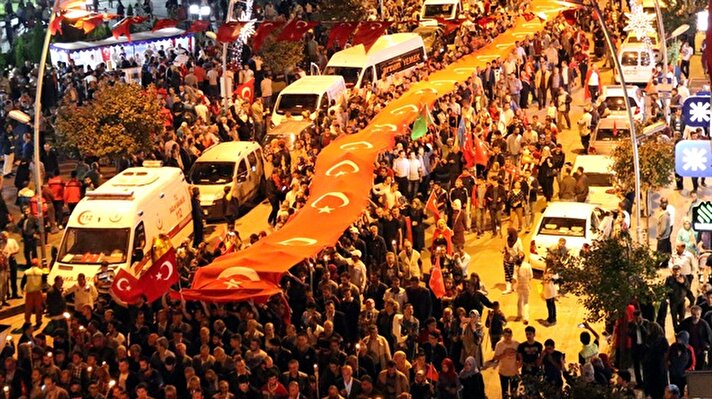 Ordu Büyükşehir Belediyesi önünde toplanan vatandaşlar, Fetullahçı Terör Örgütü'nün (FETÖ) darbe girişimini protesto etmeyi sürdürdü. 