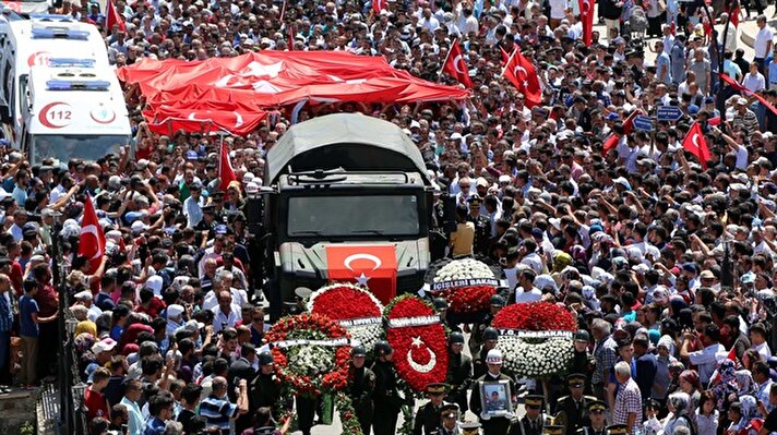 ​
Trabzon Adli Tıp Kurumu'ndaki otopsi işlemlerinin ardından şehitlerin cenazeleri, Ordu-Giresun Havalimanı'na getirildi. 