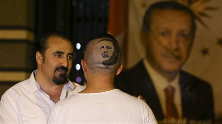 Farklı çalışmalarıyla Guinness Rekorlar Kitabı'na giren erkek berberi Ercan Buyruk, kalfasının saçına Cumhurbaşkanı Erdoğan'ın portresini resmetti.
