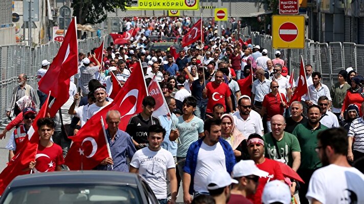الأتراك يتوافدون إلى ساحة التجمع باسطنبول‎ للمشاركة في فعالية "الديمقراطية والشهداء"‎
