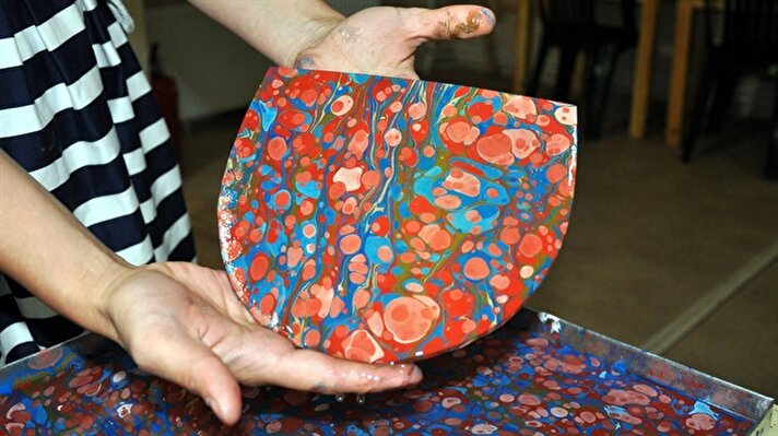 فن "الإيبرو" يضفي جمالا على حقائب تصنعها فنانة تركية