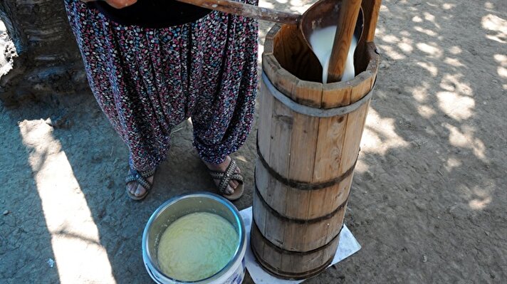 Çoğu zaman kahvaltı sofralarının baş köşesinde yer alan tereyağı ve çökelek, Osmaniye'nin Kadirli ilçesinde kadınların hünerli ellerinde "lezzetini" buluyor. Kadınlar, doğallıktan taviz vermeden binbir emekle tereyağı ve çökeleği geleneksel metotlar kullanarak hazırlıyor.
