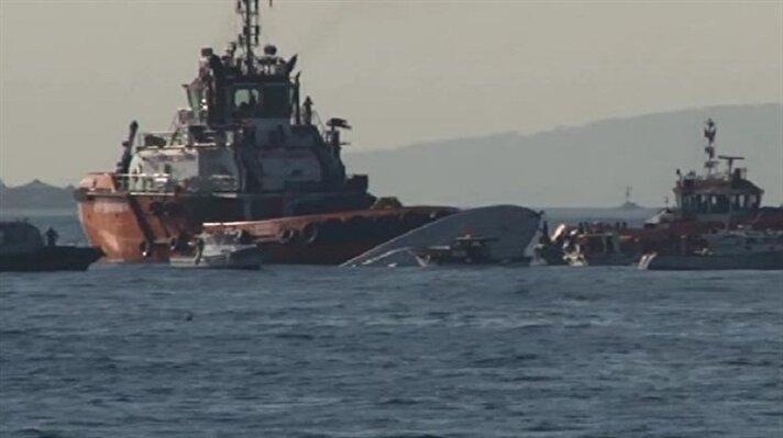 Karadeniz yönüne giden bir yük gemisi saat 08.00 sıralarında Sarayburnu açıklarında seyreden Sahil Güvenlik botu ile çarpıştı. 