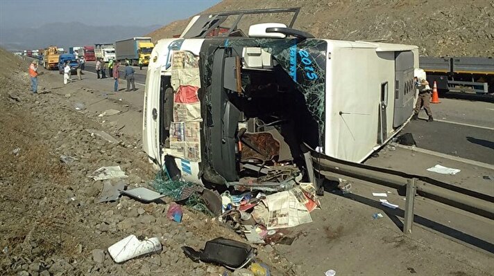 Antalya’dan Batman’a gitmekte olan bir yolcu otobüsü Gaziantep’in Nurdağı ilçesi yakınlarında devrildi. 