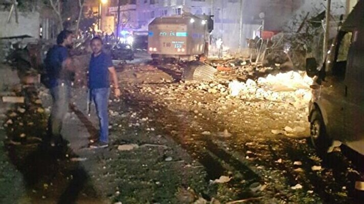 Van'da polis merkezine bombalı saldırı