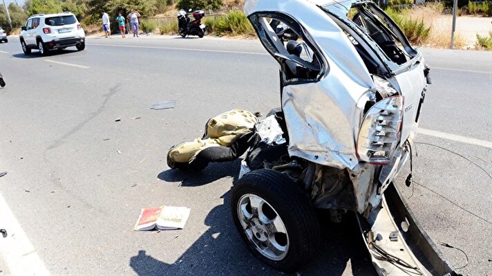Bodrum'da direksiyon hakimiyetini kaybedip, karşı şeritten gelen otomobille çarpışan otomobilin sürücüsü hayatını kaybetti, 1'i ağır, 4 kişi yaralandı. 