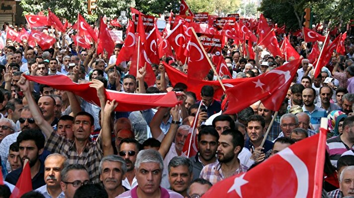 Elazığ'da cuma namazının ardından toplanan ve ellerinde Türk bayraklarıyla yürüyüş düzenleyen vatandaşlar, kentte ve ülkede yaşanan terör saldırılarına tepki gösterdi.