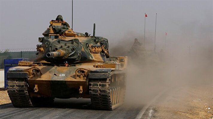 Gaziantep'in Karkamış ilçesinde sınırında konuşlu bazı tankların ve iş makinalarının sınırı geçerek Suriye tarafına gittiği görüldü.