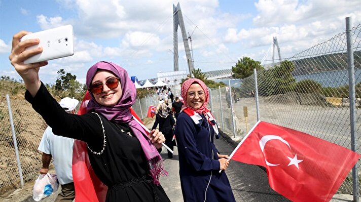 الأتراك يحتفلون بأعرض وأطول جسر معلّق في العالم 