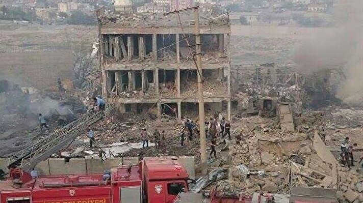 Şırnak'ın Cizre ilçesinde polis kontrol noktasına PKK'lı teröristlerce bomba bomba yüklü kamyonla düzenlenen saldırıda ilk belirlemelere göre, 8 polis şehit oldu, 45 kişi yaralandı.