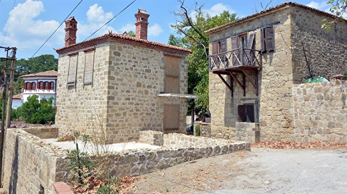 Kazdağları'nın eteklerinde kurulu, geçmişi antik çağlara dayanan Adatepe köyündeki tarihi taş evlerin fiyatı adeta İstanbul Boğazı'na bakan yalılarla yarışıyor.