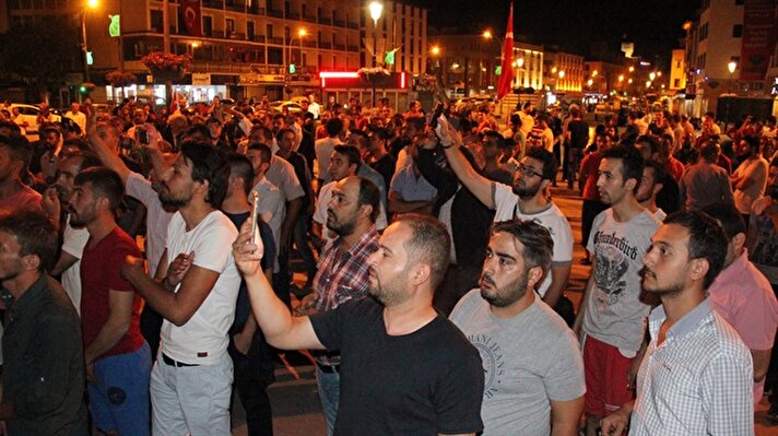 Konya kent merkezinde saat 01.20 sıralarında elektrikler kesildi. Yaklaşık 30 dakika elektriklerin gelmemesi üzerine sosyal medya üzerinden örgütlenen bazı kişiler darbe olduğunu öne sürerek ellerine Türk bayraklarını alarak sokaklara çıktı. 