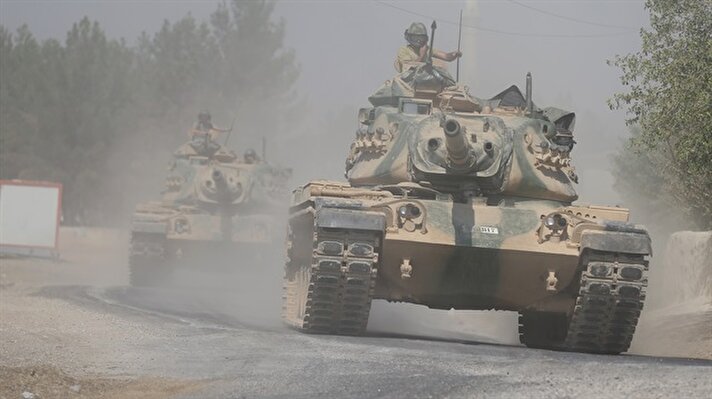 Suriye'nin Cerablus bölgesinde terör tehditlerine karşı yürütülen Fırat Kalkanı Harekatı kapsamında sınırın Türkiye tarafındaki birliklere askeri zırhlı araç ve tank takviyesi yapılıyor.