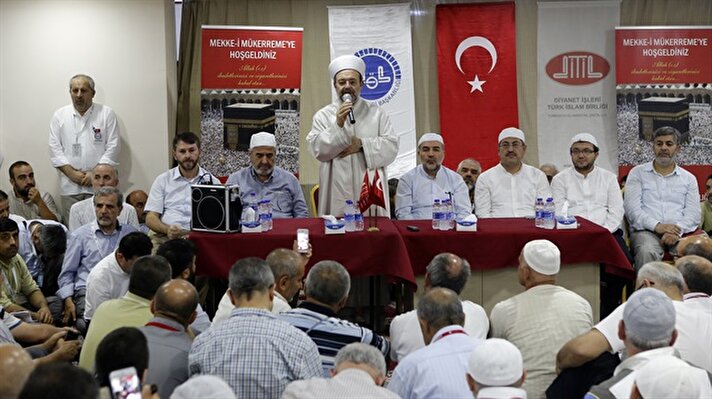 Görmez, 15 Temmuz şehitlerinin yakınları ve dünyanın çeşitli ülkelerinden kutsal topraklara gelen Türk vatandaşlarıyla Mekke'de bir araya geldi.