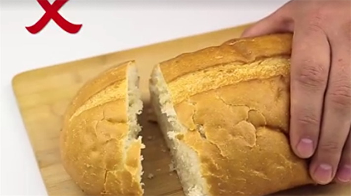Bayat ekmeği düz tarafından keserseniz eğer ufalanır. 